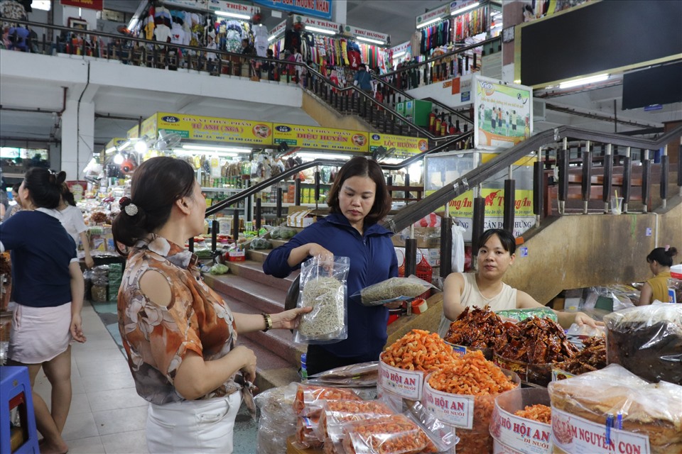 Nhiều tiểu thương phấn khởi khi chợ Hàn trở thành chợ điểm phục vụ du lịch. Ảnh: Nguyễn Linh