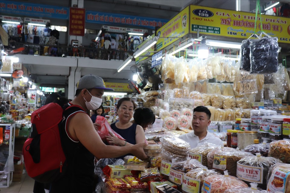 Đông đúc du khách tại các chợ sau khi dịch COVID-19 không chế. Ảnh: Nguyễn Linh