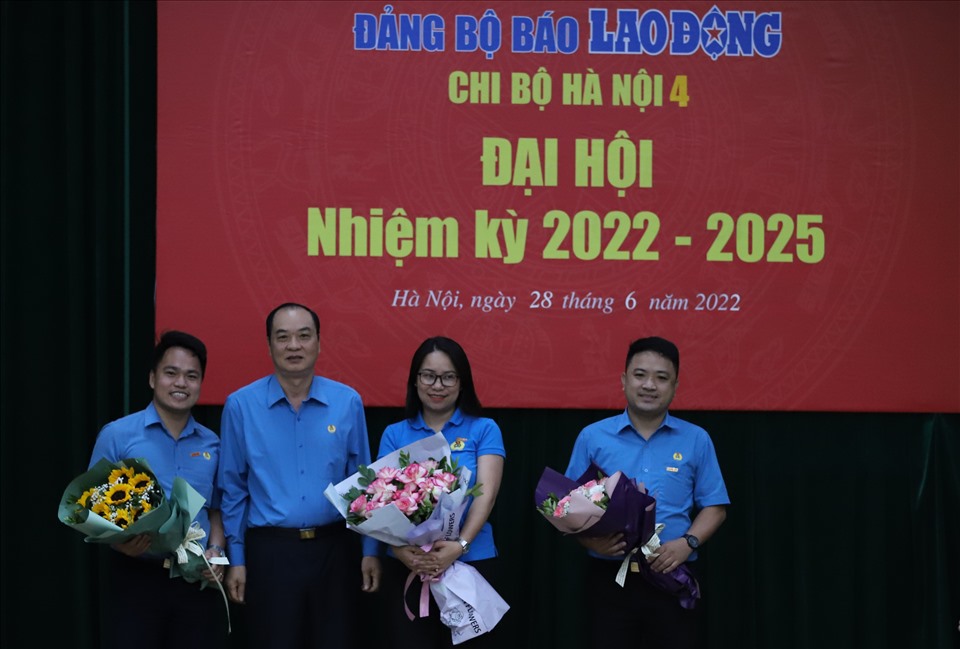 Các đồng chí Chi uỷ Chi bộ Hà Nội 4 nhiệm kỳ 2022-2025 ra mắt Đại hội.