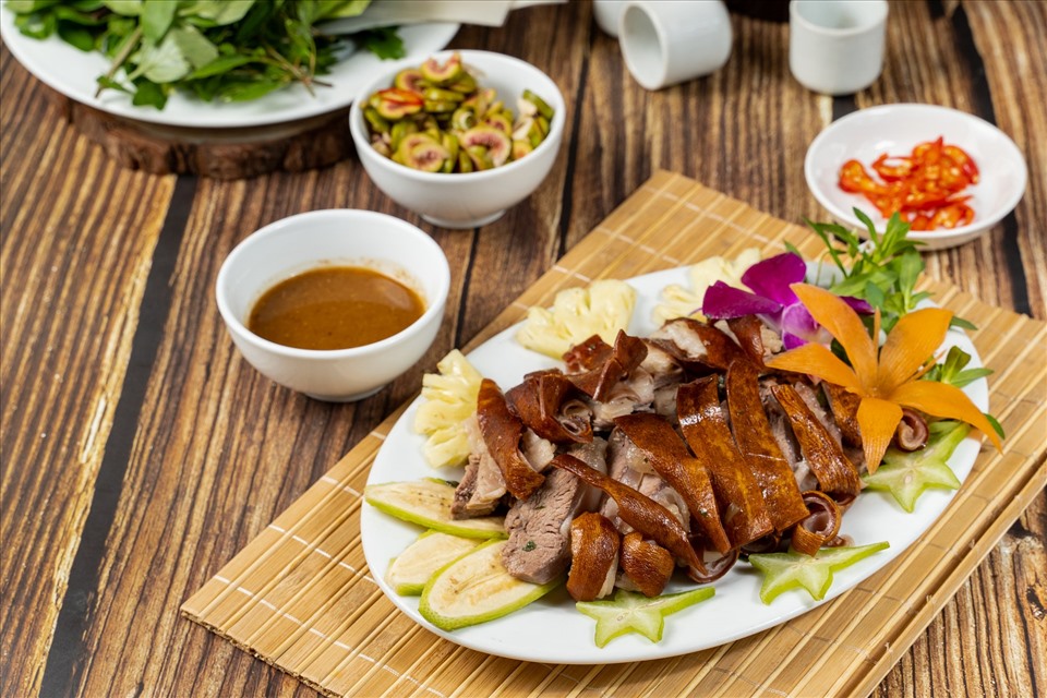 Dê quay nguyên con là một trong những món ngon nhất tại nhà hàng. - Ảnh: Nhà hàng Sơn Dương.