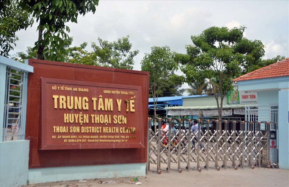 Trung tâm  tế huyện Thoại Sơn nơi cháu bé mồ côi mẹ Võ Thanh Phong đang điều trị trong tình trạng sức khỏe đáng lo. Ảnh: LT