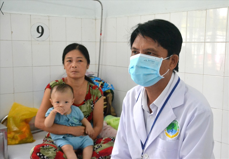 Bác sĩ Trần Ngọc Điệp, Phó Giám đốc Trung tâm Y tế huyện Thoại Sơn thăm hỏi sức khỏe cháu bé mồ côi. Ảnh: LT