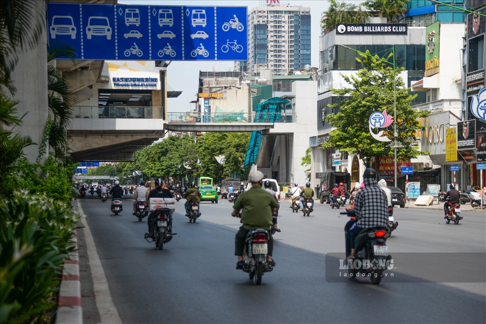 Đã qua giờ cao điểm, đường thông thoáng nhưng xe máy không tuân thủ biển báo, cố tình đi vào làn ôtô (ở phía trong) để “tránh nắng”.