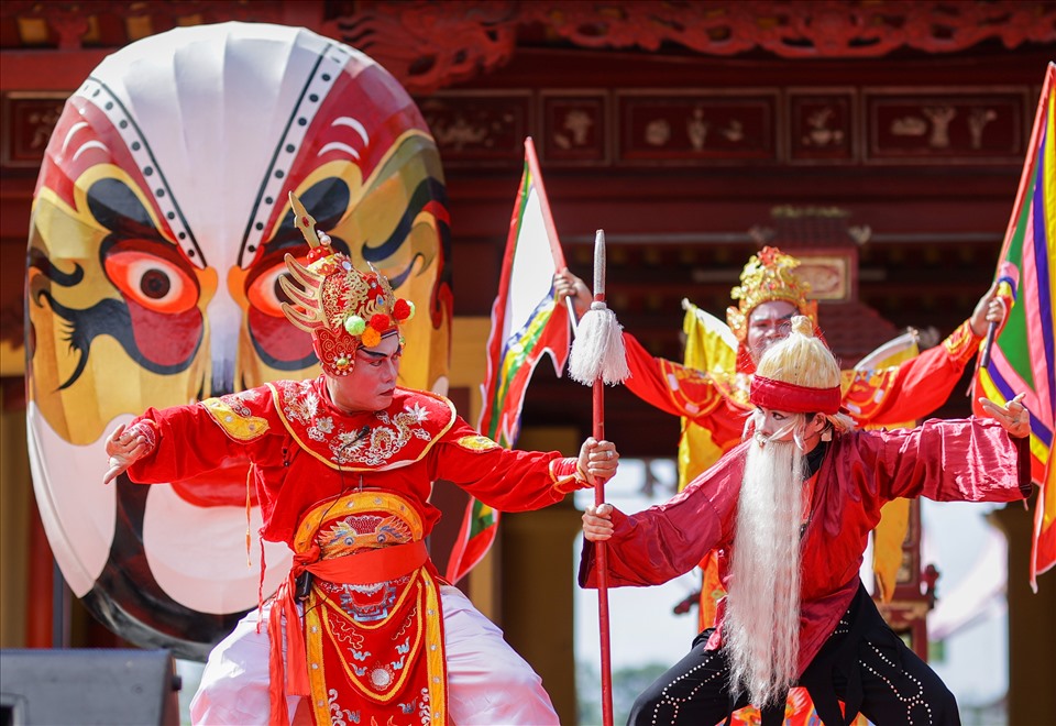 Festival Huế 2022 đang đến gần, hãy cảm nhận từng khoảnh khắc và trải nghiệm tuyệt vời tại lễ hội tôn vinh văn hóa. Hình ảnh liên quan sẽ giúp bạn có cái nhìn đầy đủ về một trong những lễ hội lớn nhất ở Việt Nam.