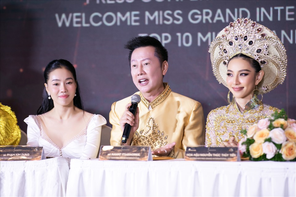 Bà Phạm Kim Dung (ngoài cùng bên trái) đã có cuộc gặp cùng chủ tịch Miss Grand International trong buổi công bố tổ chức cuộc thi Hoa hậu Hoà bình Việt Nam. Ảnh: NVCC.