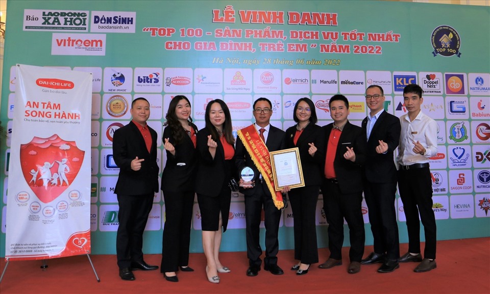 Các thành viên Dai-ichi Life Việt Nam tại Lễ trao giải “Top 100 - Sản phẩm, Dịch vụ tốt nhất cho Gia đình, Trẻ em” năm 2022. Ảnh P.Liên.