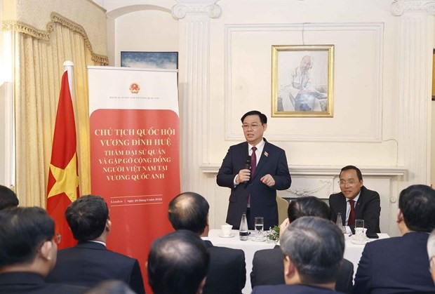 Chủ tịch Quốc hội thăm Đại sứ quán và gặp gỡ cộng đồng người Việt Nam tại Anh. Ảnh: TTXVN