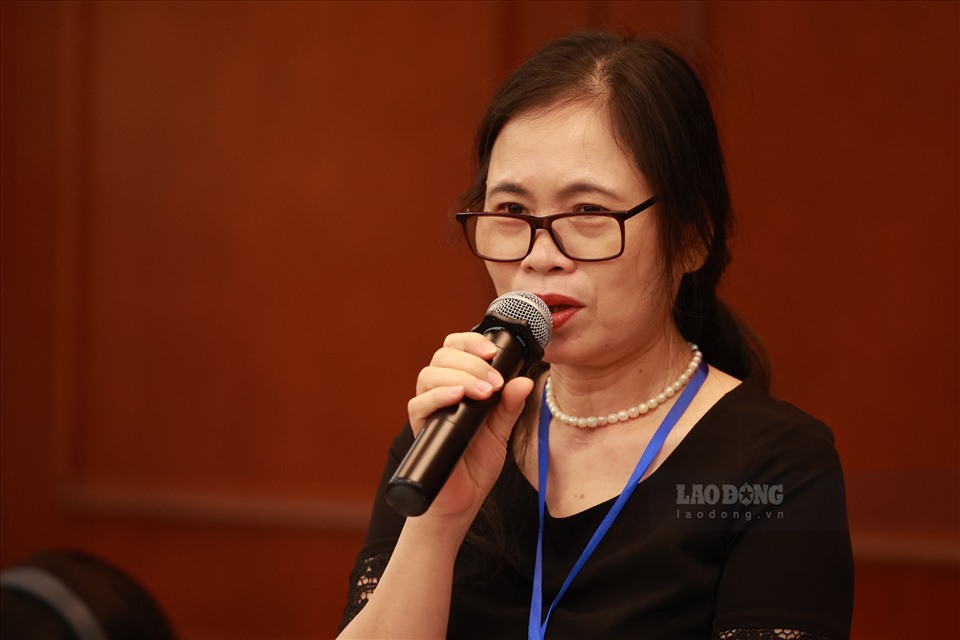 Bà Nguyễn Thị Bích Hợp - Phó Chủ tịch Công đoàn Giáo dục Việt Nam - trao đổi tại Hội thảo. Ảnh: Hải Nguyễn