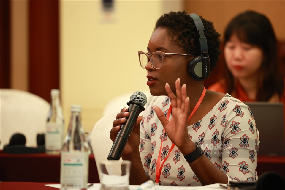 Binta Mutale - Giám đốc Chương trình khu vực châu Phi trao đổi thông tin tại Hội thảo. Ảnh: Hải Nguyễn