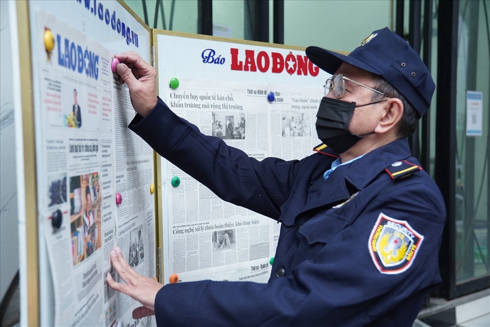 Nhiều người dân có thói quen đọc báo in Lao Động ở trụ sở 51 Hàng Bồ. Ảnh: Hữu Chánh.
