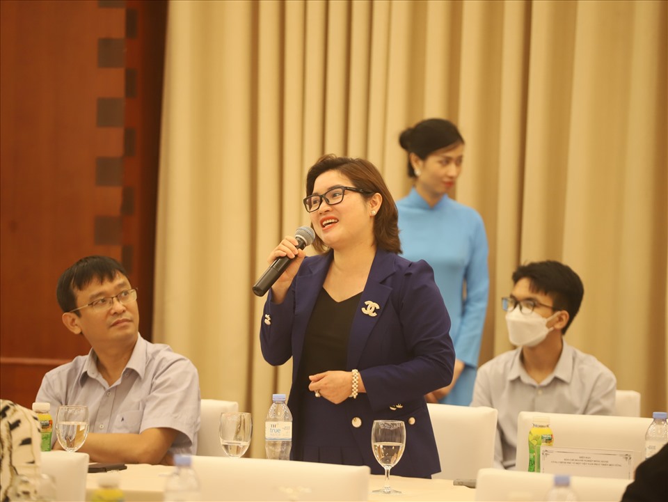 Bà Hà Thị Dung - nữ doanh nghiệp về dược phẩm nêu ý kiến tại diễn đàn.