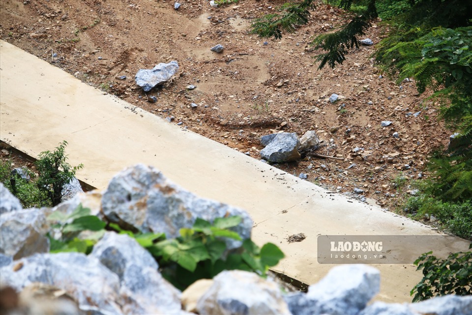 Cũng theo chị Trang, có những hôm đá lăn cả ra giữa đường, đi mà không chú ý là đâm trúng ngay đặc biệt khi đêm tối. Người dân nhiều lần vần những cục đá to vào ven đường hoặc xuống vực gần đó.