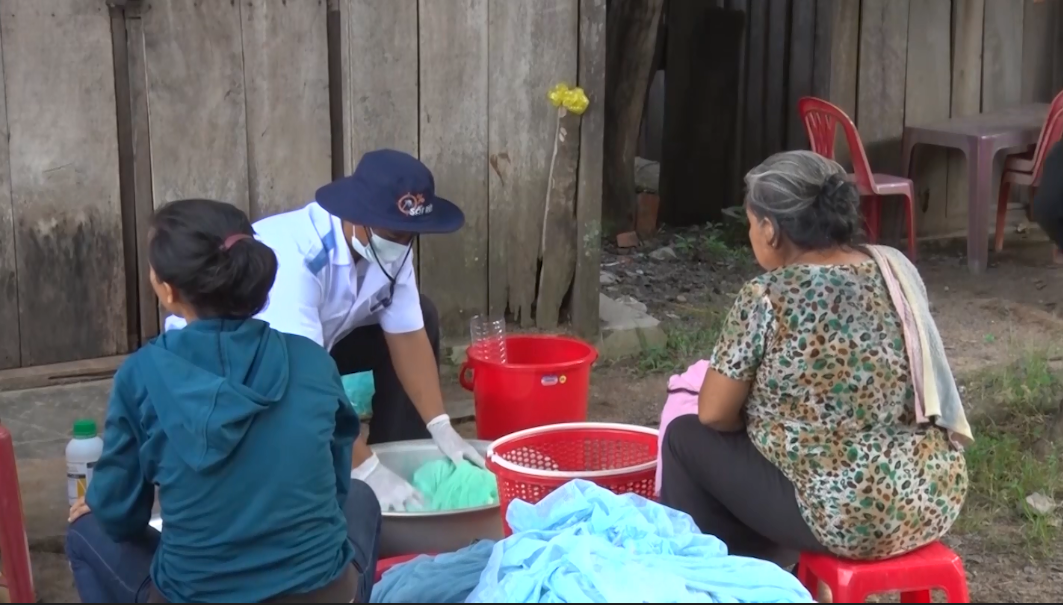 Lực lượng y tế tỉnh Đắk Lắk tẩm màn hóa chất diệt muỗi cho người dân vùng sâu, vùng xa. Ảnh: B.T
