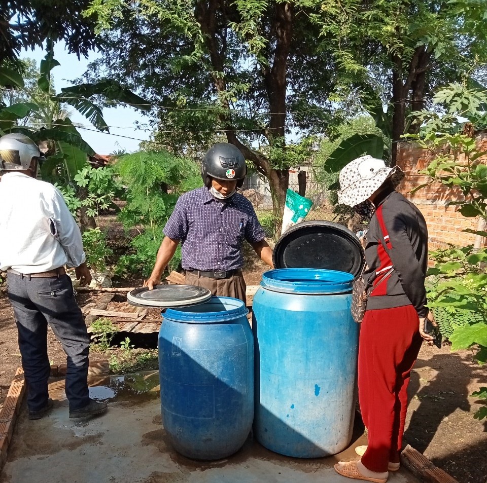 Cơ quan chức năng huyện Buôn Đôn (tỉnh Đắk Lắk) giúp người dân diệt bọ gậy, loăn quăng. Ảnh: B.T