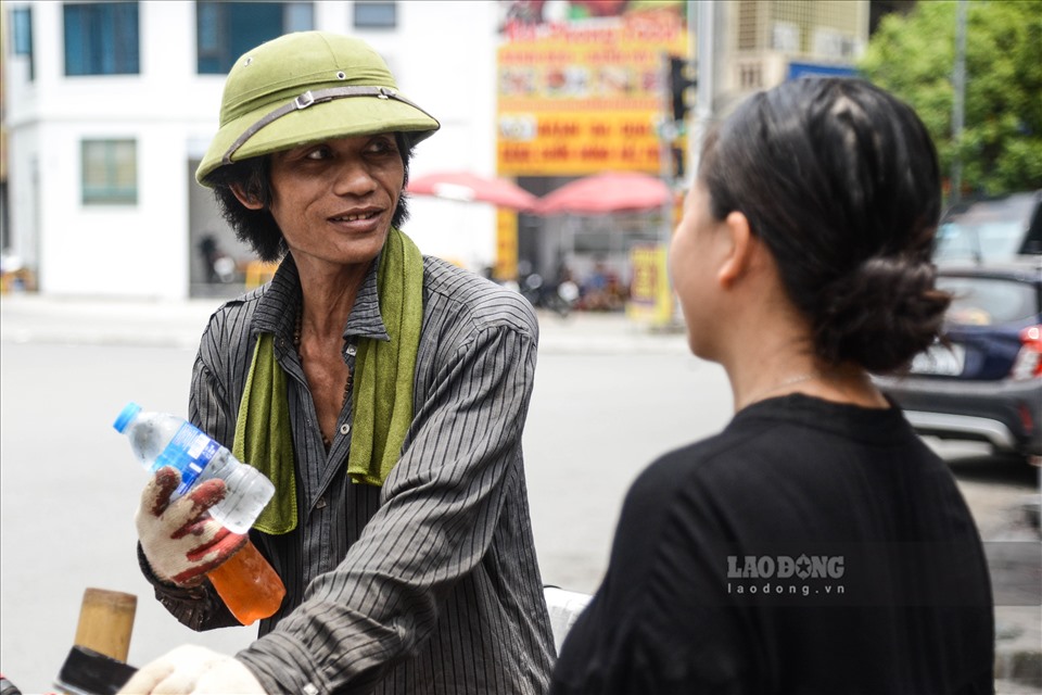 Nhiều người lao động nghèo đi qua đây rất cảm kích và phấn khởi vì nhờ có 'cây ATM nước mát' miễn phí của chị Hương mà ngày hôm nay của họ trở nên mát mẻ, đỡ ngột ngạt, oi bức hơn ngày thường.