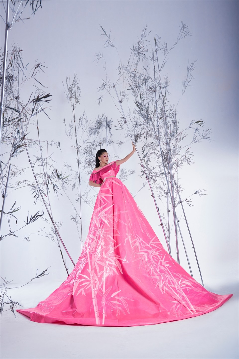Bộ ảnh còn có sự xuất hiện của Suri Phương Anh. Cô nổi bật khi khoác lên mình bộ váy gam hồng nổi bật. Ảnh: Nguyễn Dương.