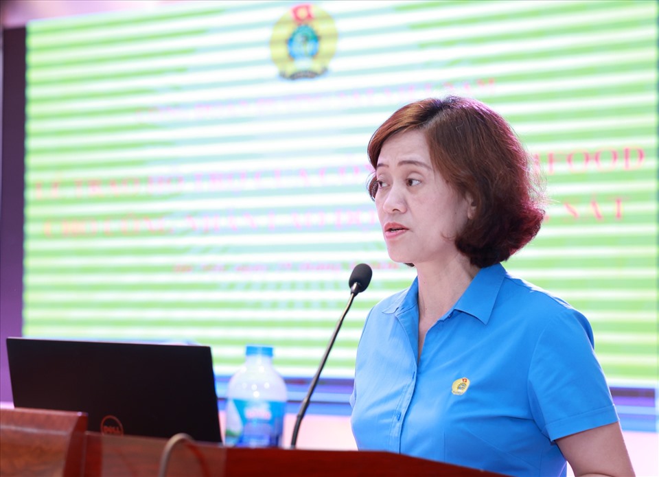 Phó Chủ tịch Công đoàn Đường sắt Việt Nam Dương Thị Mơ phát biểu tại buổi trao hỗ trợ. Ảnh: Hải Nguyễn