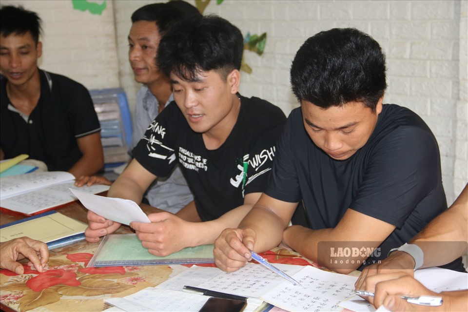 Mỗi tháng 2 buổi, lớp học chữ Dao được tổ chức tại Lau Bai để dạy chữ cho các học viên với đủ mọi lứa tuổi.