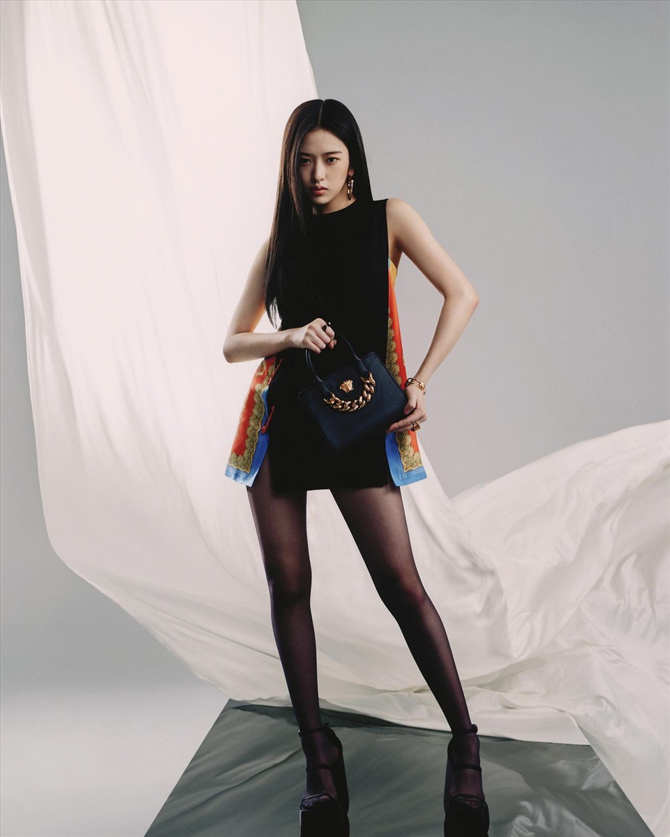 Yujin quyến rũ, thanh lịch trong chiếc váy Versace Heritage. Ảnh: Versace.