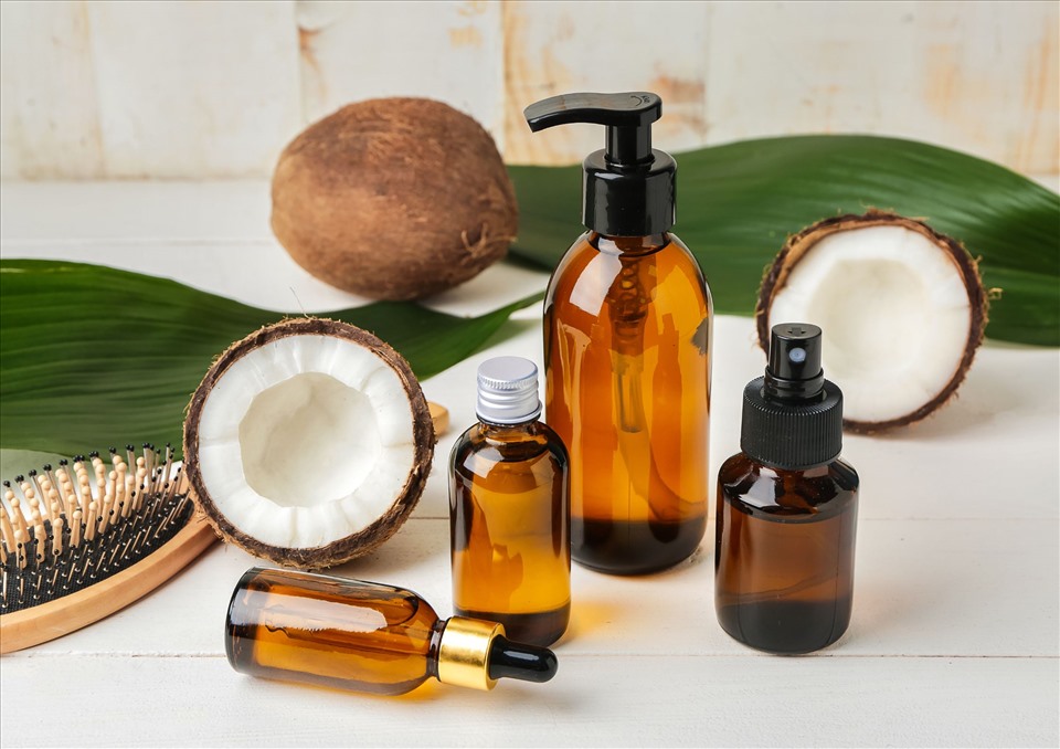 Cách làm xịt dưỡng tóc bằng dầu dừa rất đơn giản. Ảnh: Canva