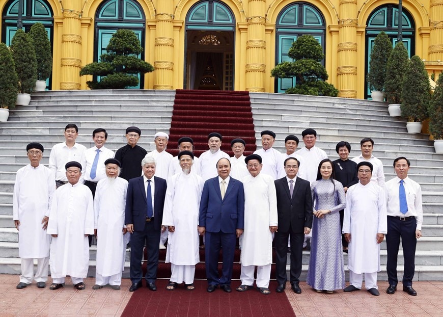 Chủ tịch nước Nguyễn Xuân Phúc và các đại biểu chức sắc các Hội thánh và Tổ chức Cao Đài. (Ảnh: Thống Nhất/TTXVN)