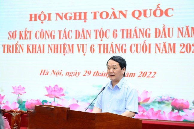 Chủ nhiệm Ủy ban Dân tộc Hầu A Lềnh phát biểu tại hội nghị.