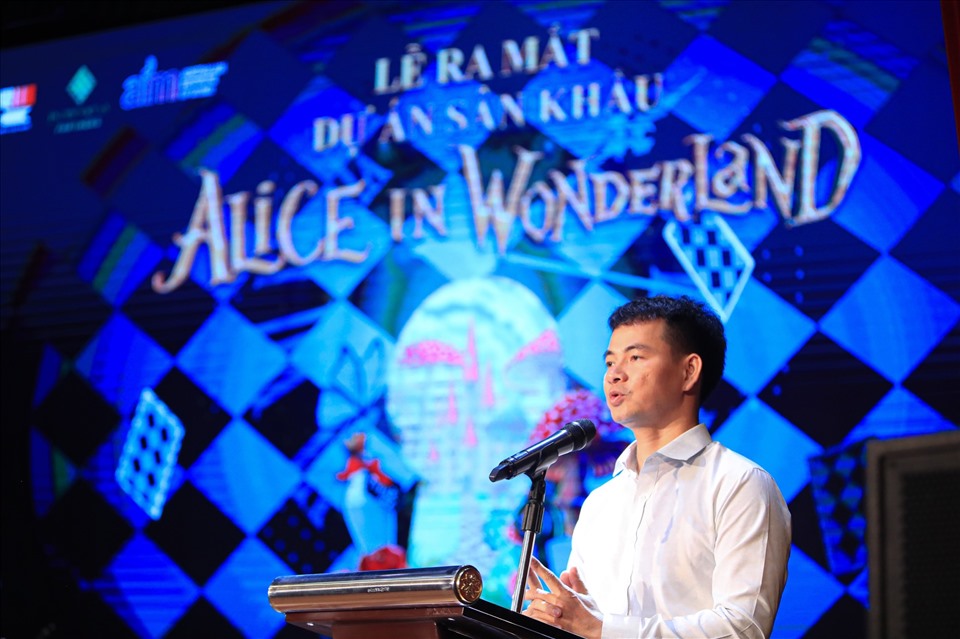 NSƯT Xuân Bắc chia sẻ về dự án nhạc kịch “Alice in Wonderlnd“. Ảnh: Hoài Thu