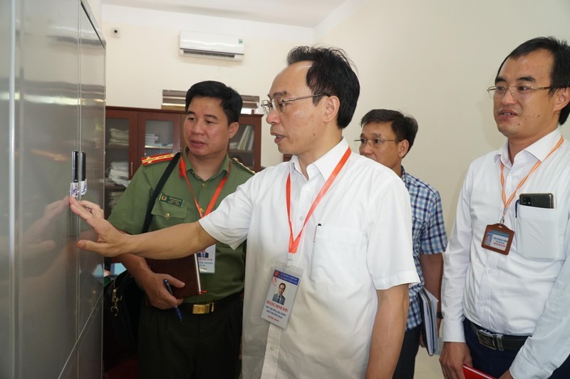 Thứ trưởng Bộ GD&ĐT Hoàng Minh Sơn kiểm tra phòng lưu trữ đề thi tại Nghệ An. Ảnh: Hồ Lài