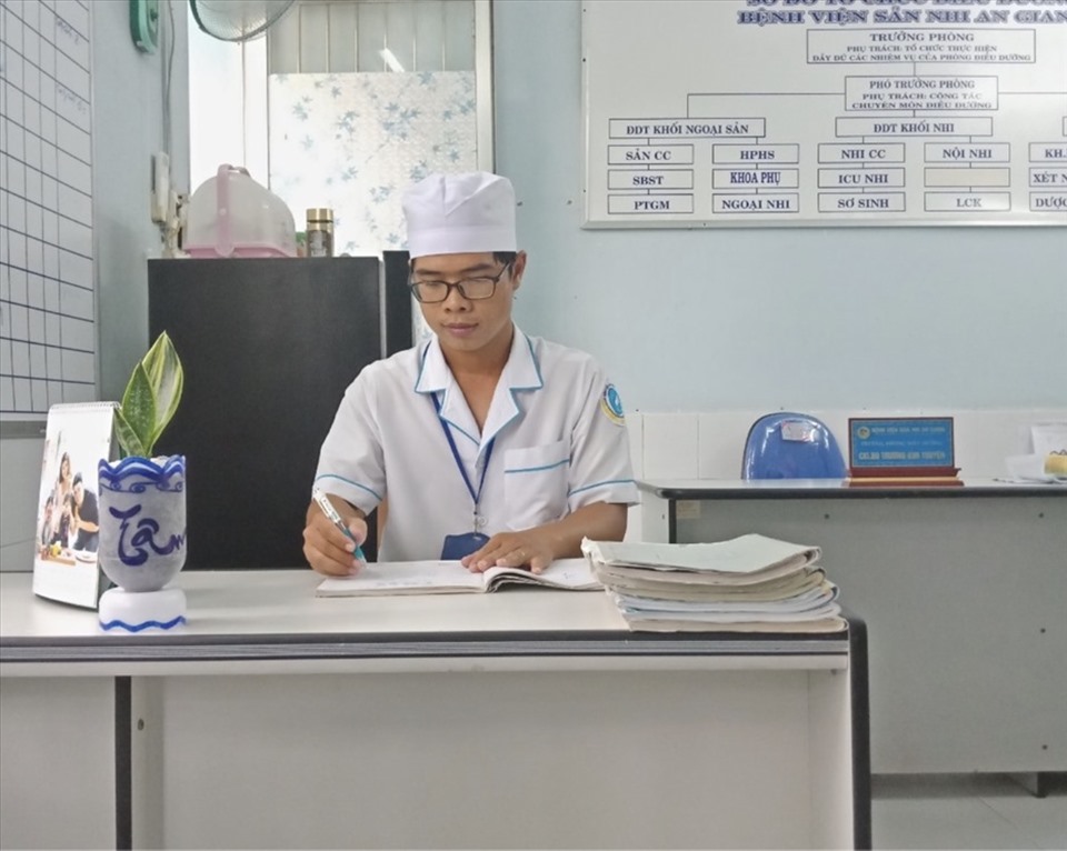 Cử nhân Điều dưỡng Trần Trí Thoại, “cây sáng kiến” của Bệnh viện Sản - Nhi An Giang. Ảnh: Anh Vũ
