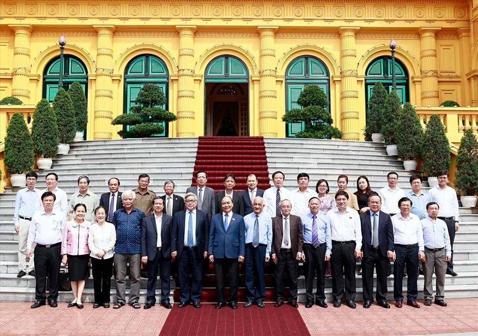 Chủ tịch nước Nguyễn Xuân Phúc với các đại biểu Hội Khoa học lịch sử Việt Nam. Ảnh: Thống Nhất – TTXVN