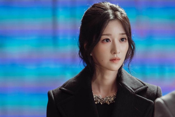 Seo Ye Ji gây sốc vì cảnh nóng ở tập 1 phim “Eve“. Nhiều khán giả nhận xét phân đoạn này phản cảm, không cần thiết.