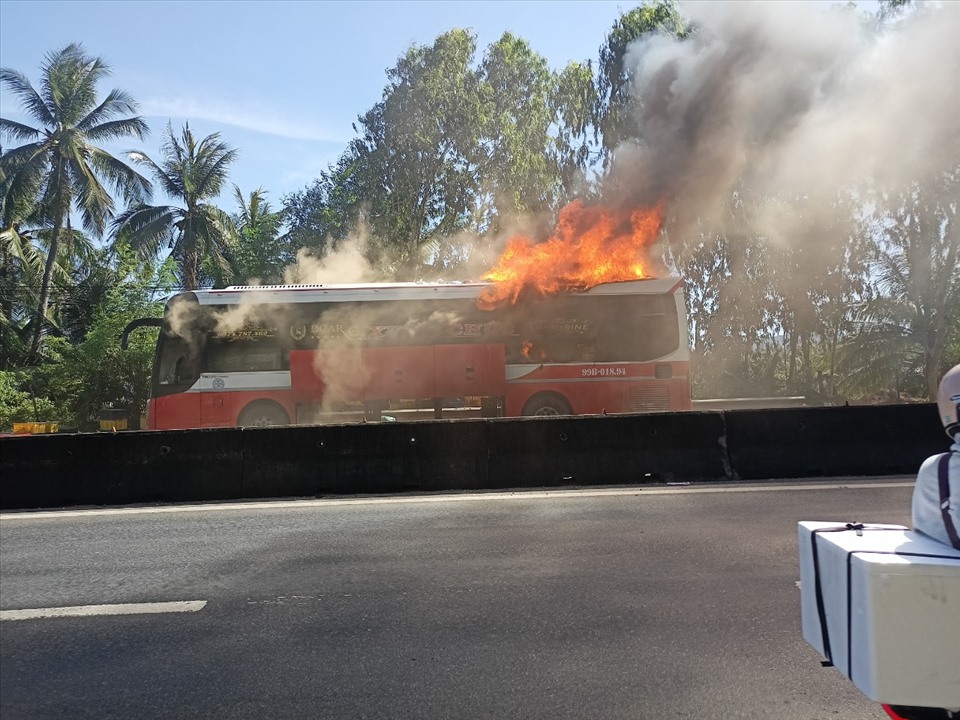 Xe khách Bắc Ninh qua địa phận Phú Yên thì bị bốc cháy dữ dội.