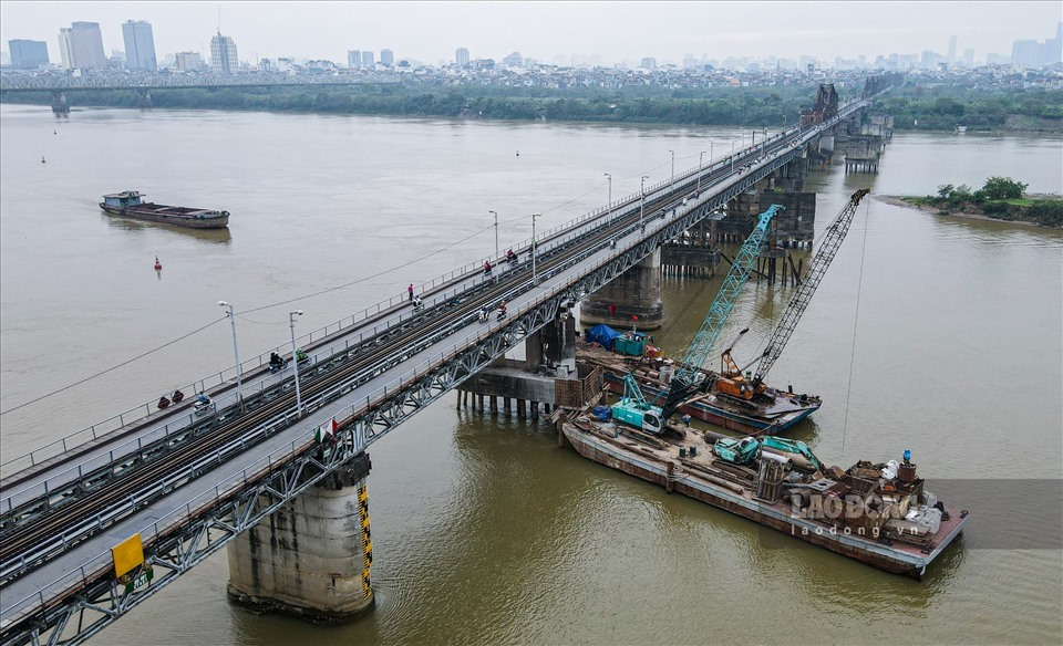 Cầu Long Biên (Hà Nội) bắc qua sông Hồng được khởi công năm 1899, do Pháp thiết kế và khánh thành năm 1902. Cây cầu hơn trăm tuổi vốn là cây cầu huyết mạch, con đường ngắn nhất kết nối các tuyến đường sắt Hà Nội - Hải Phòng, Hà Nội - Lạng Sơn với đường sắt quốc gia đi xuyên tâm nội đô Hà Nội.