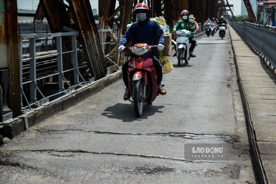 Lần gần nhất cầu Long Biên được tu sửa là từ năm 2015, với kinh phí lên tới 300 tỉ đồng nhưng thời điểm hiện tại tình trạng xuống cấp của cây cầu hơn 120 tuổi này tiếp tục diễn ra.