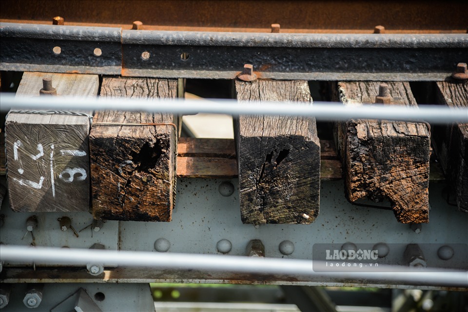 Đường ray tàu hỏa trên cầu Long Biên xuống cấp nghiêm trọng, một số thanh tà vẹt gỗ bị mục nát.