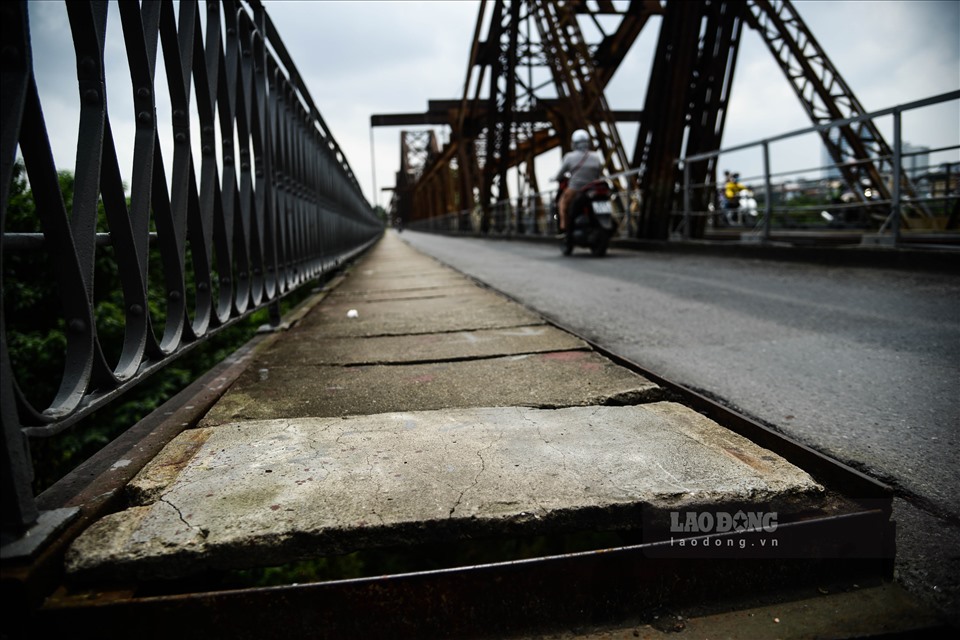 Nhiều miếng bê tông ở vị trí dành cho người đi bộ hai bên thành cầu Long Biên bị vỡ lộ cả khung thép bên trong và có nguy cơ sập bất cứ lúc nào.