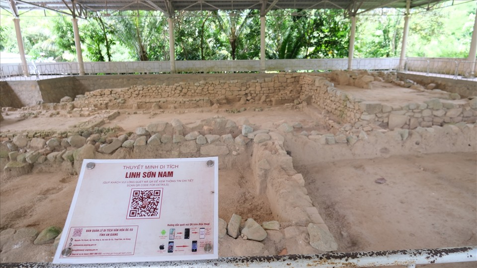 Di tích Văn hóa Óc Eo - Ba Thê được xây dựng bằng vật liệu hỗn hợp gạch - đá. Ảnh: Trúc Linh