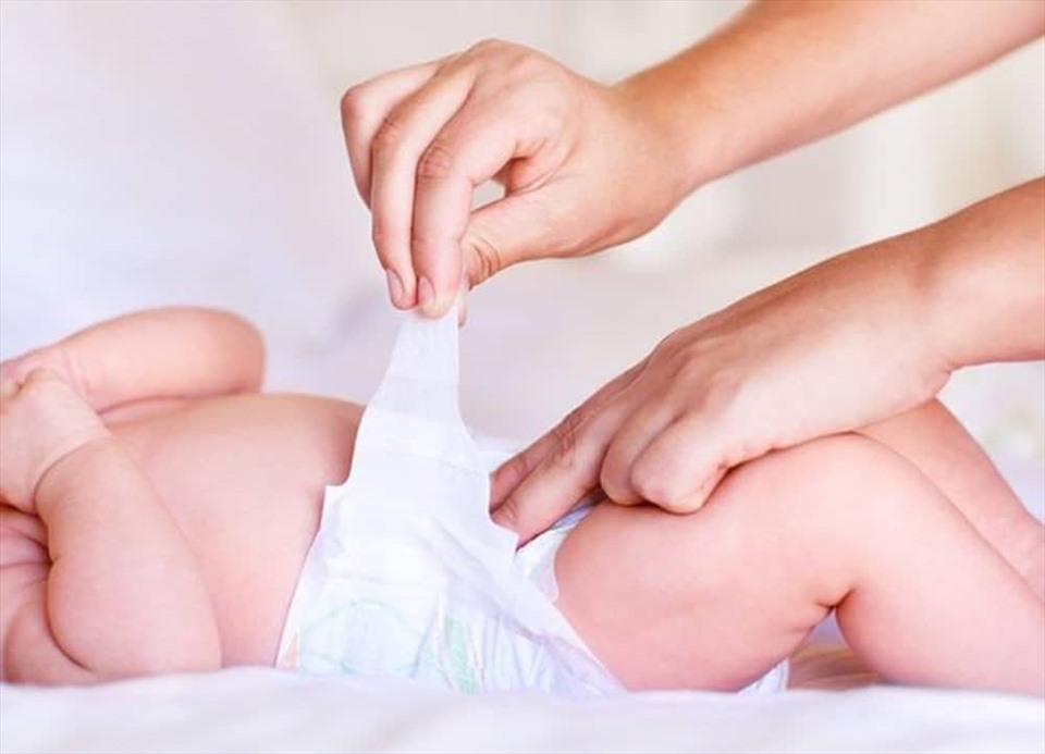 Trẻ chăm sóc vùng kín cho trẻ phụ huynh cần cẩn thận các loại sản phẩm sử dụng lên da bé. Ảnh: BYT