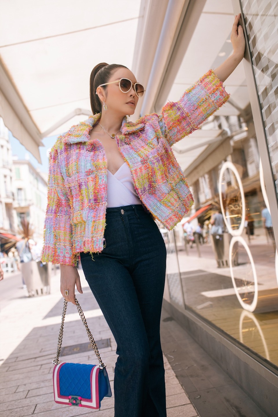 Chiếc áo khoác tweed đầy màu sắc của Chanel giúp Lý Nhã Kỳ nổi bật trên đường phố. Nữ diễn viên khéo léo kết hợp với phụ kiện cùng hãng, gây ấn tượng bởi vẻ ngoài nữ tính.