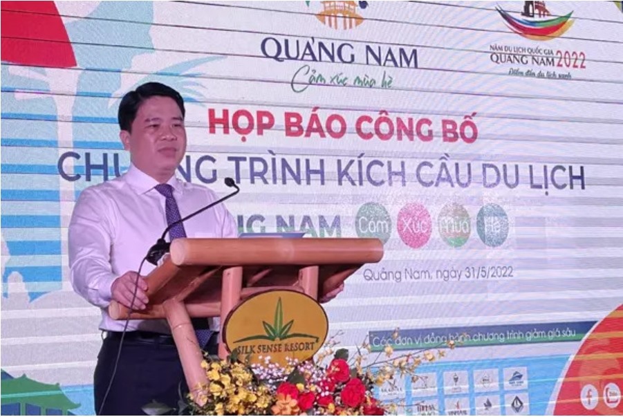 Ông Trần Văn Tân, phó Chủ tịch UBND tỉnh Quảng Nam trong buổi họp báo - Ảnh: Vietnamnet.vn