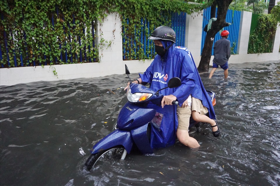 Người dân TPHCM vẫn khổ sở vì ngập nước sau mưa.  Ảnh: Minh Quân