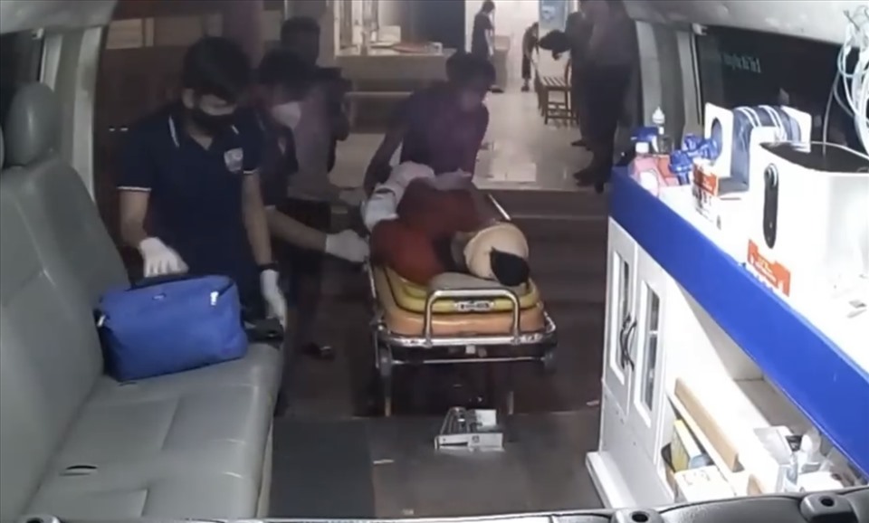 Nạn nhân được xe cứu thương đưa đến bệnh viện cấp cứu. Ảnh: DT