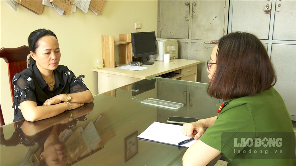 Cơ quan Cảnh sát điều tra Công an tỉnh Ninh Bình lấy lời khai đối tượng Phạm Thị Thảo. Ảnh: NT