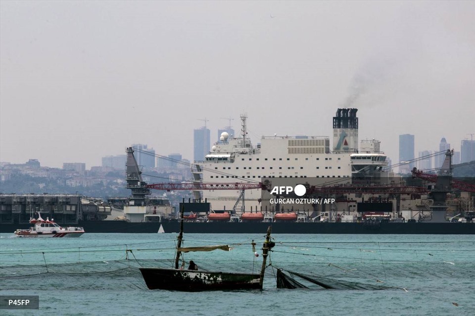 Tàu Pioneering Spirit xây dựng đoạn ngoài khơi của đường ống dẫn khí đốt Turkish Stream trên eo biển Bosphorus. Ảnh: AFP