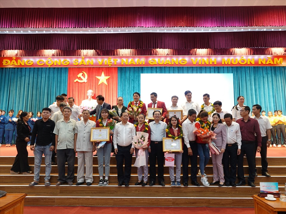 Các huấn luyện viên, vận động viên xuất sắc chụp ảnh lưu niệm với lãnh đạo Bình Định tại lễ tuyên dương, khen thưởng