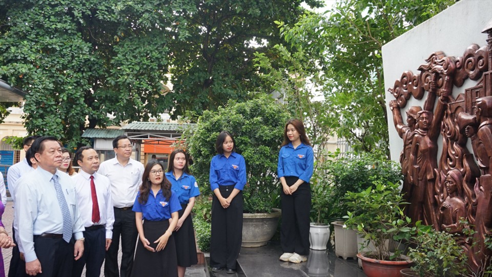 Trưởng Ban Tuyên giáo Trung ương Nguyễn Trọng Nghĩa cùng các đại biểu tham quan Trường Đại học Khoa học Xã hội và Nhân văn (Đại học Quốc gia TPHCM).