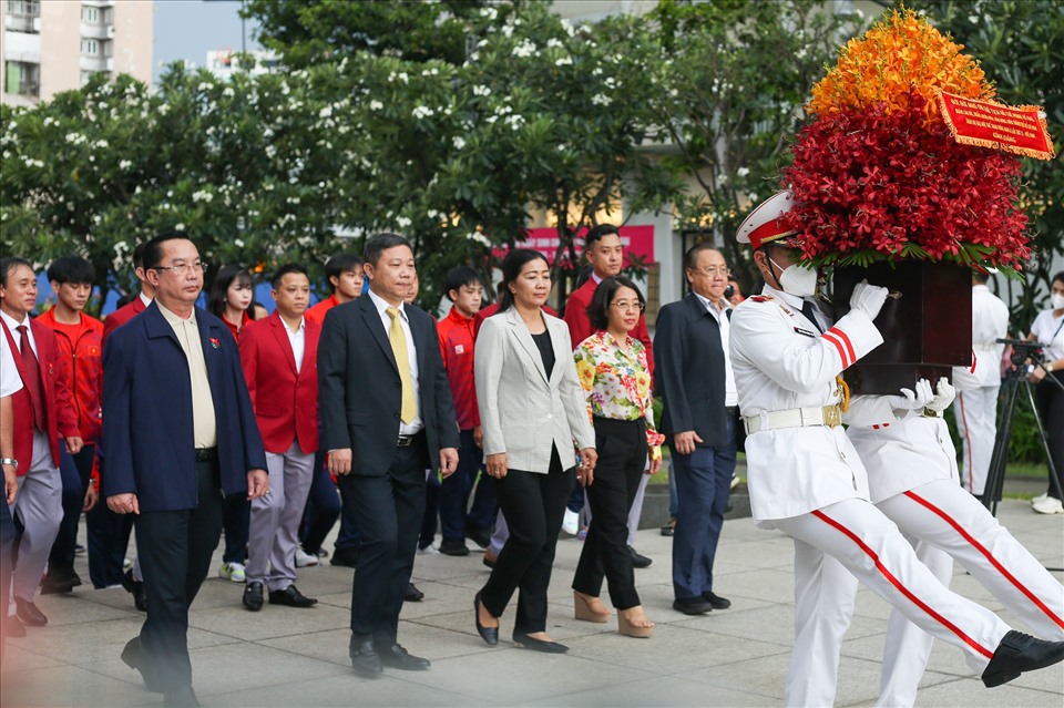 Lãnh đạo TPHCM cùng các huấn luyện viên, vận đông viên thể thao có thành tích xuất sắc tại SEA Games 31 dâng hoa tại tượng đài Chủ tịch TPHCM. Ảnh: Thanh Vũ