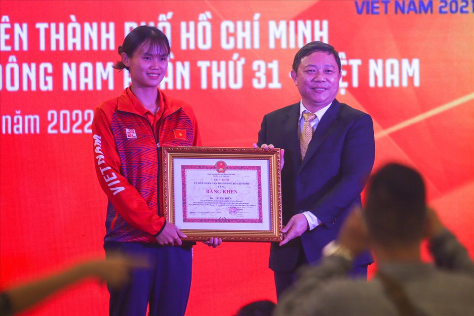 Lãnh đạo TPHCM trao thưởng cho các huấn luyện viên, vận đông viên thể thao có thành tích xuất sắc tại SEA Games 31. Ảnh: Thanh Vũ
