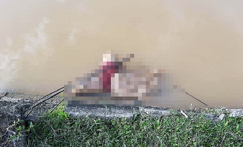 Một thi thể được phát hiện trên kênh dẫn nước 4BA, đoạn qua xóm Đăng Lưu (xã Nam Thành (Yên Thành, Nghệ An). Ảnh: MK