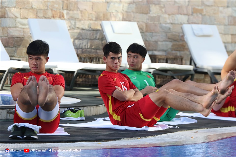 Các cầu thủ tập nhẹ hồi phục sau trận đấu mệt mỏi với U23 Thái Lan. Huấn luyện viên Gong Oh-kyun ưu tiên để các học trò nghỉ ngơi trọn vẹn nhằm lấy lại thể lực, nên chỉ yêu cầu tập giãn cơ tránh chấn thương ở buổi tập ngày mai.